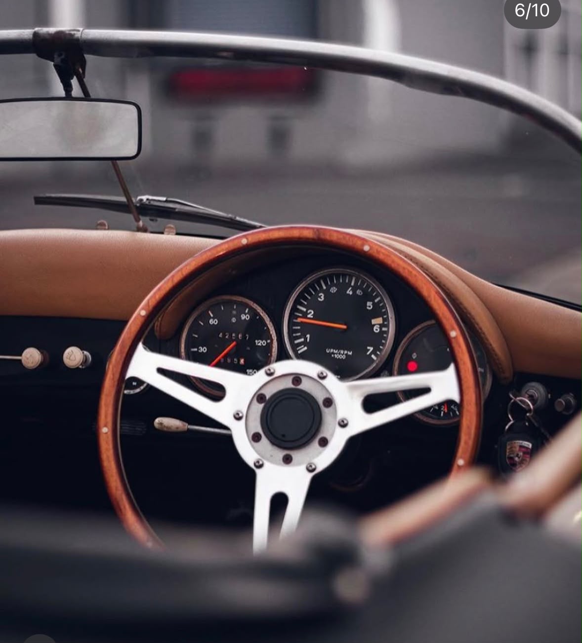 Wood-rimmed steering wheel and instrument panel of the Speedster